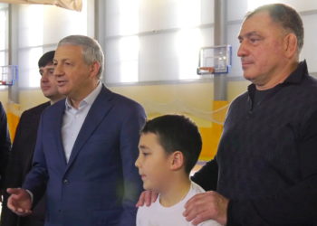 Битаров посетил Академию вольной борьбы им. А. Хадарцева