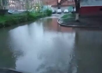 Жители ул. Весенней, 15 во Владикавказе пожаловались на затопленный двор