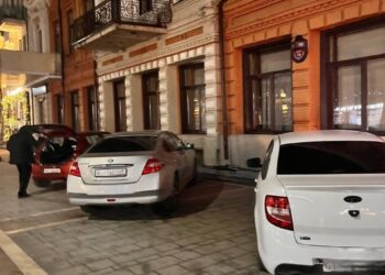 Посетители открывшейся кальянной в подвальном помещении под зданием института решили прямо под окнами учреждения организовать парковку