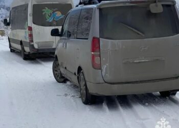 Спасатели помогли группе туристов, застрявшей на дороге в горах Северной Осетии