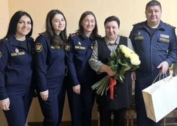 Сотрудники УФСИН поздравили коллегу Галину Хашкулову с 50-летним профессиональным стажем