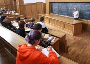 Платное обучение в вузах России подорожало почти на 11%