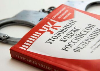 Экс-директор школы в Кировском районе более четырех лет получал зарплату за неработающую сотрудницу