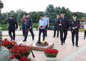 Личный состав УФСИН по Северной Осетии в День памяти и скорби возложил цветы на Аллее Славы