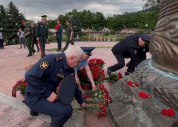 Личный состав УФСИН по Северной Осетии в День памяти и скорби возложил цветы на Аллее Славы