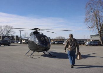 Пенсионер из Америки прилетел в магазин на вертолете, чтобы не стоять в пробке