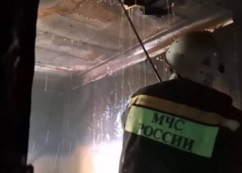 Пожар в расселенном доме тушат в Моздоке