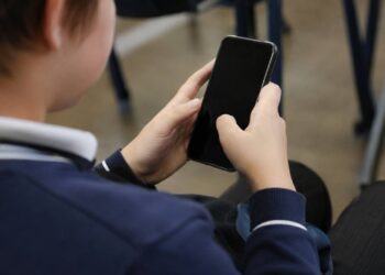 Минпросвещения утвердило запрет на телефоны в школах