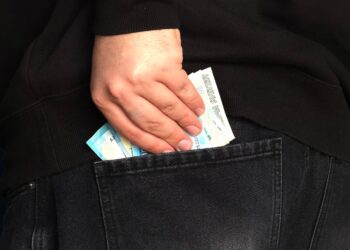 Курьера мошенников, обманувших пенсионерку на 5,4 млн рублей, задержала полиция