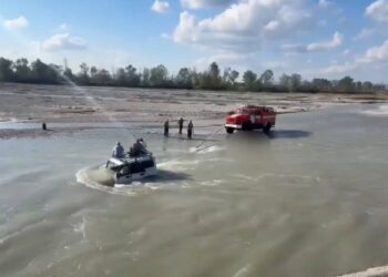 Трое мужчин пытались переехать реку Ардон на УАЗе и застряли