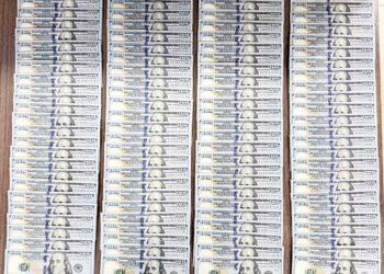 Попытку незаконного вывоза 425 тыс. долларов пресекли на Верхнем Ларсе