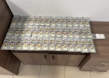Попытку незаконного вывоза 425 тыс. долларов пресекли на Верхнем Ларсе