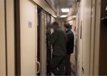 СК показал кадры из поезда, в котором заключенный расстрелял сотрудников ФСИН