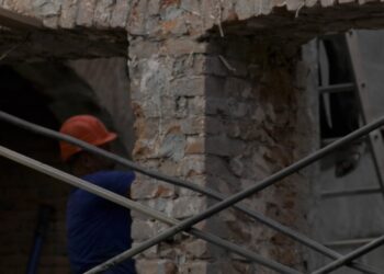 Во Владикавказе возбудили дело после падения рабочего на стройке
