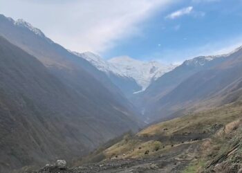 На леднике Колка установили оборудование для комплексного мониторинга